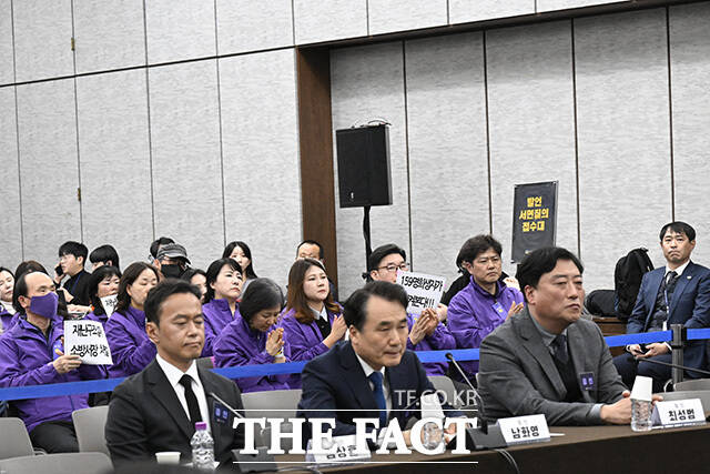 김상훈 전 서울경찰청 과학수사대장과 남화영 전 소방청장 직무대리, 최성범 전 용산소방서장(왼쪽부터)이 증인석에 앉아 있다.