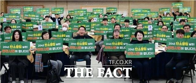 유정복 인천시장이 13일 시청 대회의실에서 열린 탄소중립 미래도시 조성 통합위원회에서 기념 촬영을 하고 있다. /인천시