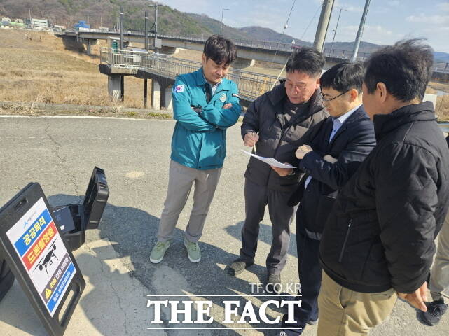 김하균 행정부시장이 13일 세종시 금남면 용수천에서 드론을 활용한 하천 불법시설물 입체 단속 현장을 점검하고 있다. /세종시