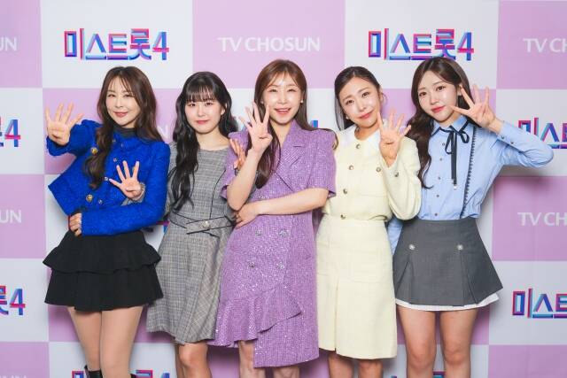윤태화 홍성윤 이소나 허찬미 길려원(왼쪽부터)이 13일 오후 서울 구로구 TV조선 가산동 스튜디오에서 열린 미스트롯4 종영 기념 기자간담회에 참석해 다양한 얘기를 나눴다. /TV조선