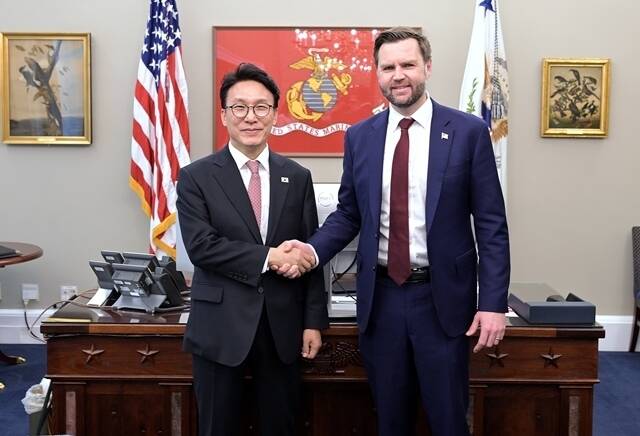 김민석 국무총리가 12일(현지시간) 미국 워싱턴 D.C. 백악관에서 밴스 부통령과 회담을 가졌다. 김 총리는 이번 방미에서 정부가 추진하는 15% 관세 유지와 비관세 장벽 리스크를 최소화하는 데 주력할 것으로 보인다. /총리실