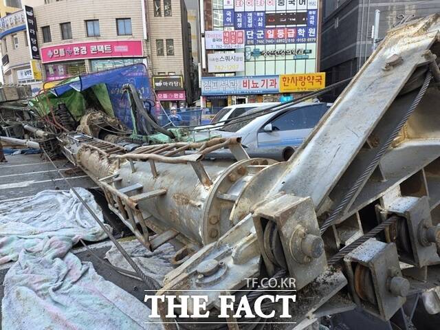 지난 4일 대구시 수성구 만촌네거리 인근 10차선 도로에 쓰러진 천공기. /독자 제공