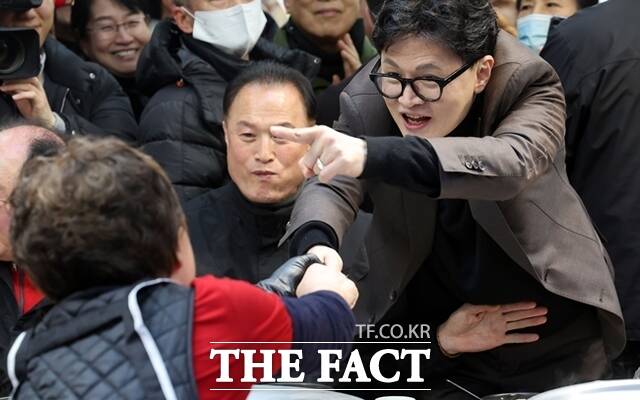 한동훈 전 국민의힘 대표가 13일 저를 발탁한 것은 윤석열 전 대통령이 아닌 대한민국이라며 보수를 지지하는 국민은 윤석열 노선을 확실히 극복해야 한다고 말했다. /뉴시스