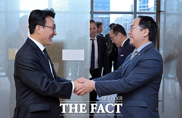 김민석 국무총리(오른쪽)가 12일 오후(현지시간) 미국 워싱턴 D.C. 콘래드 호텔에서 앤디 킴(Andy Kim) 상원의원과의 면담에 앞서 기념촬영을 하고 있다. /국무총리실