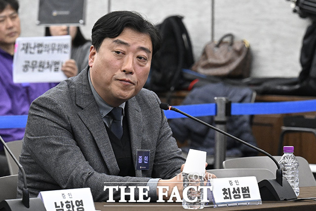 최성범 전 서장이 청문위원의 질의를 듣고 있다.