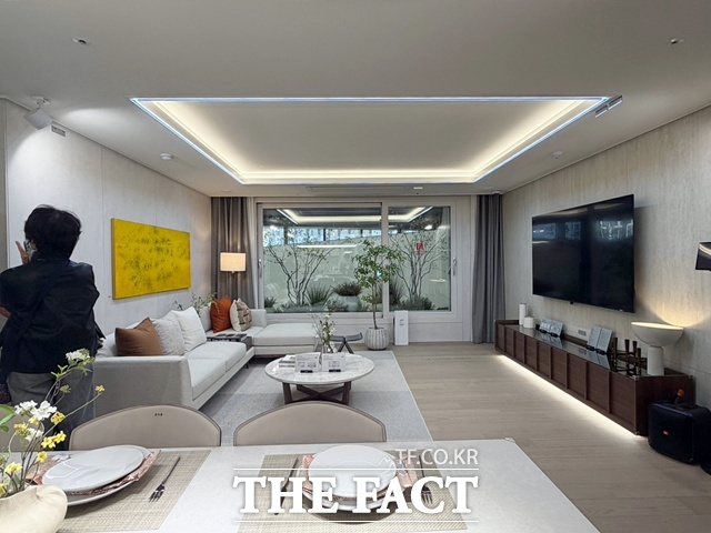 래미안 엘라비네 전용면적 84㎡ 분양가는 17억300만~18억4800만원이다. /공미나 기자