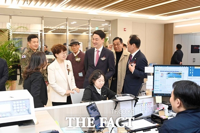 대구시 달성군 논공읍 공단출장소 개소식에 참석한 최재훈 달성군수(가운데 양복에 분홍색 넥타이) 등이 1층 공단출장소를 둘러보고 있다. /달성군