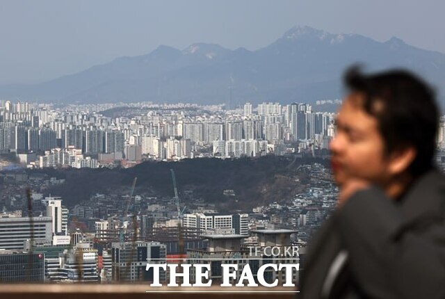 이재명 대통령이 ‘부동산 정상화’에 의지를 보이고 있는 가운데, 강남3구와 용산구 등 핵심 지역 집값 상승세가 뒷걸음질치고 있는 것으로 나타났다. /뉴시스
