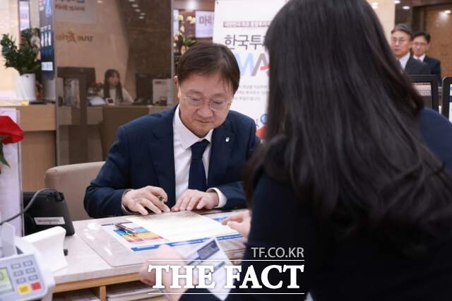 이찬진 금융감독원장이 지난해 12월 23일 한국투자증권 영업점을 찾아 IMA 상품에 직접 가입하고 있다. /금융감독원