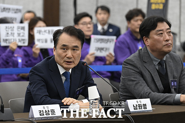 남화영 전 소방청장 직무대리(왼쪽)가 증언을 하고 있다.