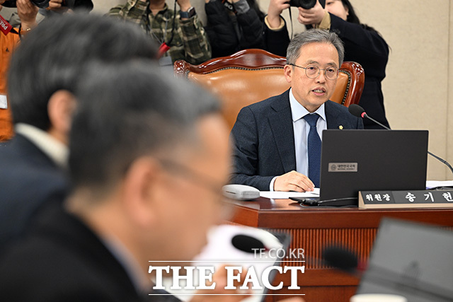 회의 주재하며 발언하는 송기헌 정치개혁특별위원회 위원장.