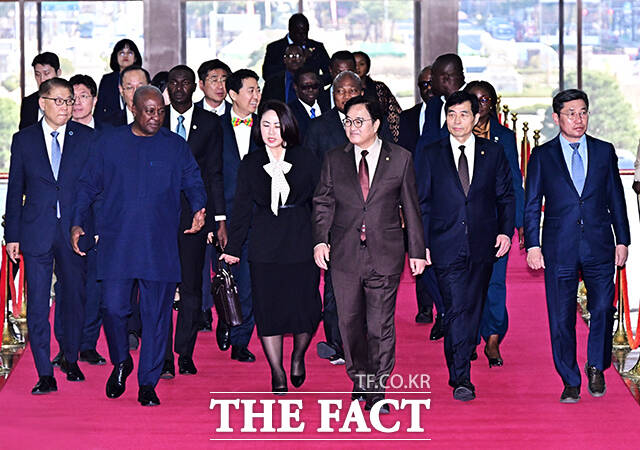 인사말 하는 조 드라마니 마하마 가나 대통령.