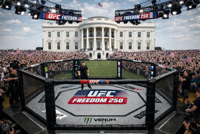 백악관 남쪽 잔디마당에 옥타곤을 합성한 이미지. 백악관의 이 장소는 아이스링크, T볼 경기장 등으로 쓰인 바 있다. / 챗gpt