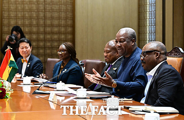 인사말 하는 조 드라마니 마하마 가나 대통령.