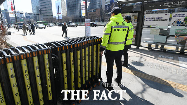 그룹 방탄소년단(BTS)의 광화문 공연이 일주일여 앞으로 다가온 13일 오후 서울 종로구 광화문 일대에 배치된 경찰들이 현장 안전을 위한 근무를 하고 있다. /박상민 기자