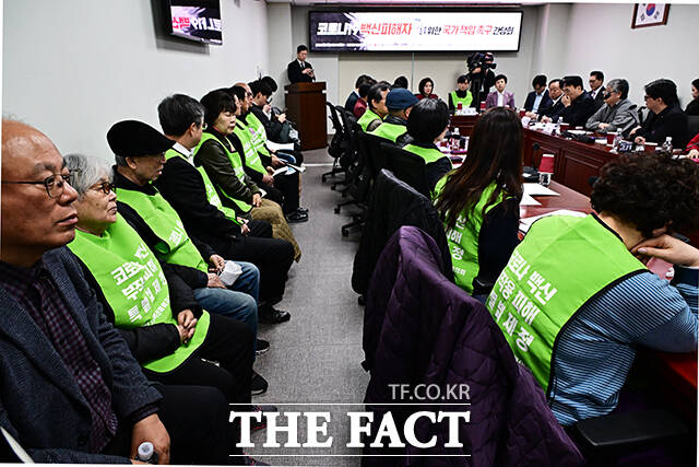 코로나19 백신 피해자를 위한 국가 책임 촉구 간담회에 참석한 백신 피해자 가족들.