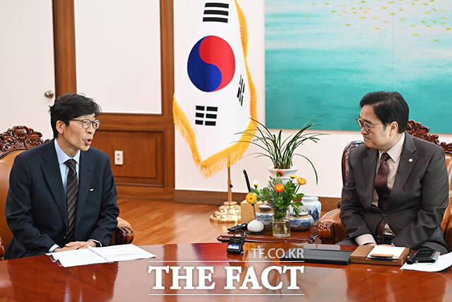 송상교 진실화해위원장(왼쪽)과 대화 나누는 우원식 의장.