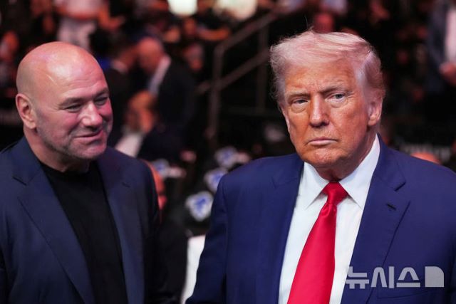 2025년 6월 UFC 316 대회의 현장을 찾은 도널드 트럼프 미대통령(오른쪽)과 데이나 화이트 UFC 회장. 20년 지기인 둘은 친분이 두터운 것으로 알려졌다. 화이트 회장은 UFC 프리덤 250에 6,000만 달러(약 880억 원)를 투자하면서도 수익은 고려하지 않는다고 밝혔다. / AP뉴시스
