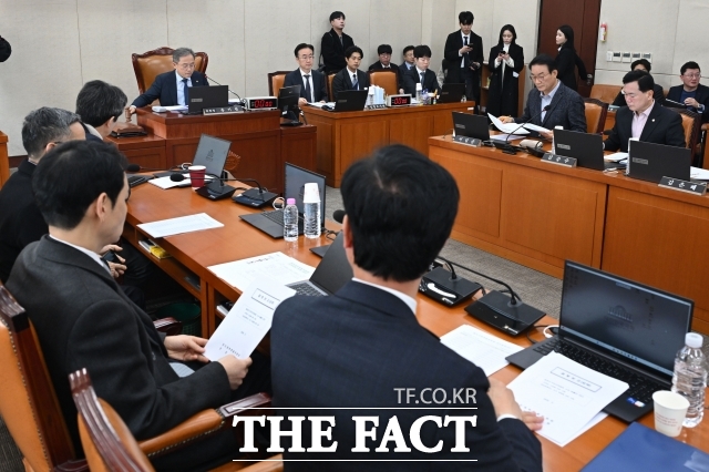 공회전을 거듭하는 정개특위 운영에 대해 여당 내부에서 답답함이 터져 나오기도 했다. 송기헌 정개특위 위원장이 13일 오전 서울 여의도 국회에서 열린 정치개혁특별위원회 전체회의에서 의사봉을 두드리며 회의를 주재하고 있다. /남용희 기자