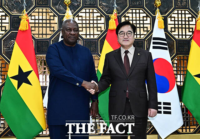 우원식 국회의장이 13일 오후 서울 여의도 국회에서 방한 중인 존 드라마니 마하마 가나 대통령(왼쪽)을 접견하며 기념사진 촬영을 하고 있다. /국회=배정한 기자