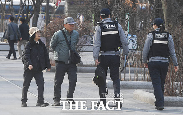 그룹 방탄소년단(BTS)의 광화문 공연이 일주일여 앞으로 다가온 13일 오후 서울 종로구 광화문 일대에 배치된 경찰들이 현장 안전을 위한 근무를 하고 있다. /박상민 기자