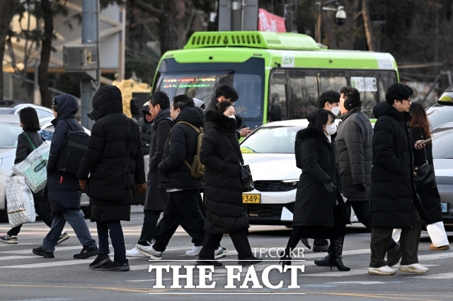 보건복지부는 국민 일상생활과 직결된 작은 과제들을 적극 발굴하고 개선하는 '소소하지만 확실한 혁신행정(소확신)' 제도를 운영한다고 15일 밝혔다. 사진은 지난 2월 6일 오전 서울 종로구 광화문네거리 시민들. /서예원 기자