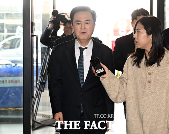 김태흠 충남도지사가 13일 오후 서울 여의도 국민의힘 중앙당사에 도착해 6.3 전국동시지방선거 공천 후보자 면접에 앞서 취재진 질의에 답하고 있다. /이새롬 기자