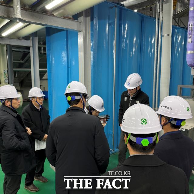 12일 오후 기후에너지환경부·한국환경공단 관계자 등이 수원월드컵경기장에 있는 물재이용 시설을 방문해 점검하고 있다. /수원시