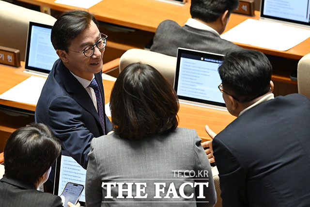 통일교 금품수수 의혹을 받는 전재수 더불어민주당 의원이 1월 16일 오후 서울 여의도 국회에서 열린 제431회 국회(임시회) 제1차 본회의에 참석해 동료 의원들과 인사를 나누고 있다. /국회=남용희 기자