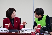  코로나19 백신 피해자 가족과 대화하는 나경원 의원 [포토]