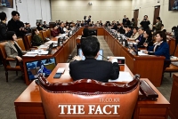  '코로나19 백신 이물질 사태' 청문회 두고 충돌한 복지위 여야 간사 [TF사진관]