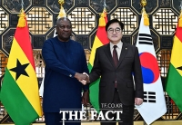  국회 방문한 존 드라마니 마하마 가나 대통령 [TF사진관]