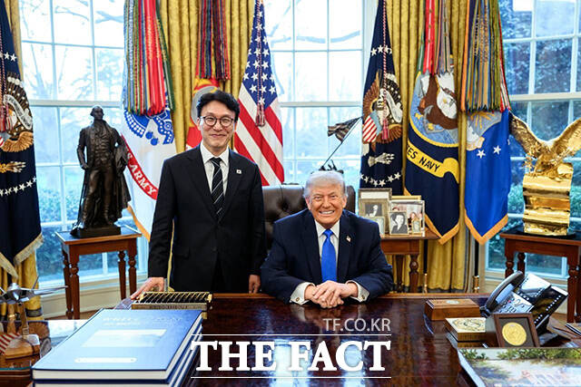 김민석 국무총리(왼쪽)가 13일(현지시간) 워싱턴DC 백악관에서 도널드 트럼프 미국 대통령과 만나 기념촬영을 하고 있다. /국무총리