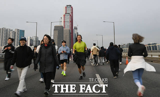 '쉬엄쉬엄 모닝'이 14일 오전 서울 영등포구 여의도공원 일대에서 처음 개최된 가운데 참가자들이 사진을 찍고 있다. /박상민 기자