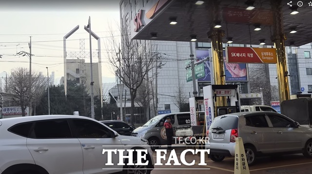 정부가 석유 최고가격제를 시행한 이튿날인 14일 오후 4시 기준 전국 주유소의 휘발유와 경유 가격이 1830원대로 내렸다. /오승혁 기자