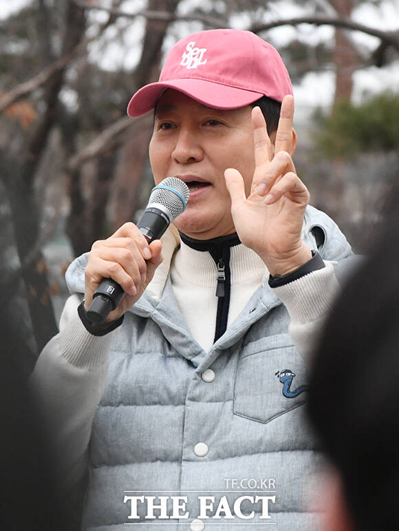 오세훈 서울시장이 14일 오전 서울 영등포구 여의도공원 일대에서 열린 '쉬엄쉬엄 모닝'에 참가해 발언하고 있다. /박상민 기자