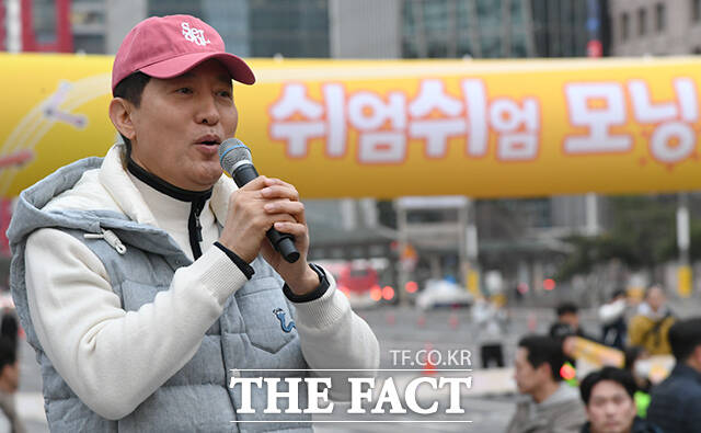 오세훈 서울시장이 14일 오전 서울 영등포구 여의도공원 일대에서 열린 '쉬엄쉬엄 모닝'에 참가해 발언하고 있다. /박상민 기자