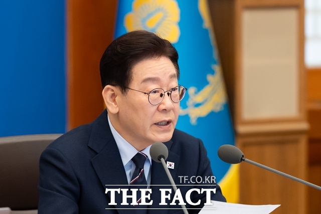 이재명 대통령이 14일 자신의 X 계정을 통해 조폭연루설을 확인도 없이 무차별 확대 보도한 언론들이 사과는커녕 추후정정보도 하나 없다고 지적했다. /청와대