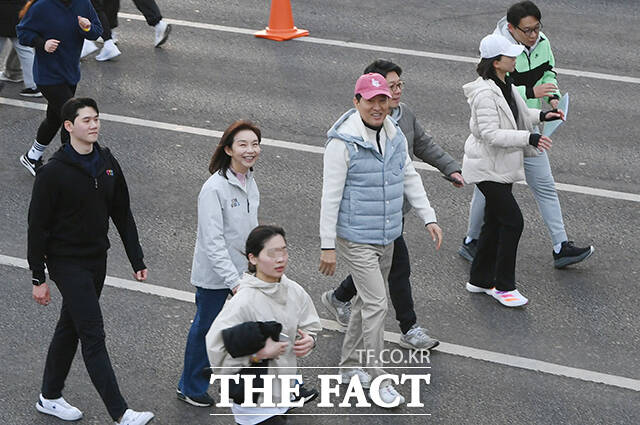 오세훈 서울시장이 14일 오전 서울 영등포구 여의도공원 일대에서 열린 '쉬엄쉬엄 모닝'에 참가해 발언하고 있다. /박상민 기자