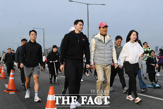 오세훈 서울시장이 14일 오전 서울 영등포구 여의도공원 일대에서 열린 '쉬엄쉬엄 모닝'에 참가해 발언하고 있다. /박상민 기자