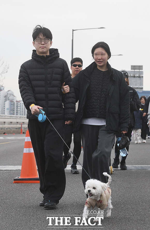 '쉬엄쉬엄 모닝'이 14일 오전 서울 영등포구 여의도공원 일대에서 처음 개최된 가운데 참가자들이 사진을 찍고 있다. /박상민 기자