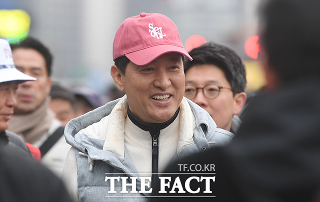 오세훈 서울시장이 14일 오전 서울 영등포구 여의도공원 일대에서 열린 '쉬엄쉬엄 모닝'에 참가해 발언하고 있다. /박상민 기자