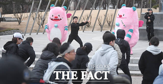 '쉬엄쉬엄 모닝'이 14일 오전 서울 영등포구 여의도공원 일대에서 처음 개최된 가운데 참가자들이 사진을 찍고 있다. /박상민 기자