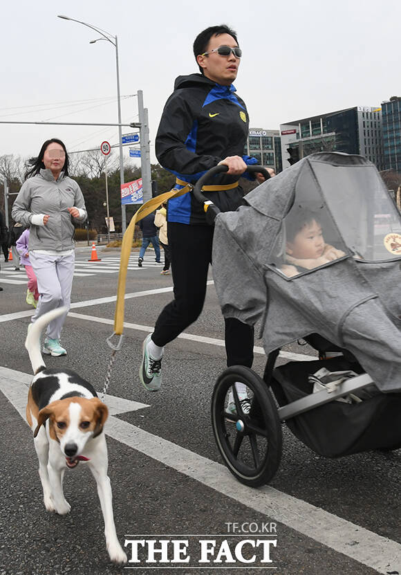 '쉬엄쉬엄 모닝'이 14일 오전 서울 영등포구 여의도공원 일대에서 처음 개최된 가운데 참가자들이 사진을 찍고 있다. /박상민 기자