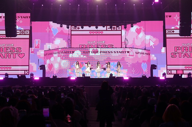 이날 콘서트 현장에는 아일릿과 유사한 패션과 스타일을 하고 공연을 관람한 관객이 많았다. 음악을 넘어 패션과 라이프스타일까지 힘을 발휘하는 아일릿의 영향력을 확인한 장면이었다./빌리프랩