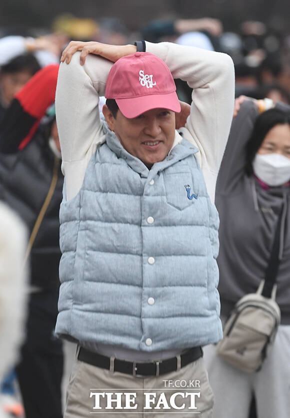 오세훈 서울시장이 14일 오전 서울 영등포구 여의도공원 일대에서 열린 '쉬엄쉬엄 모닝'에 참가해 발언하고 있다. /박상민 기자