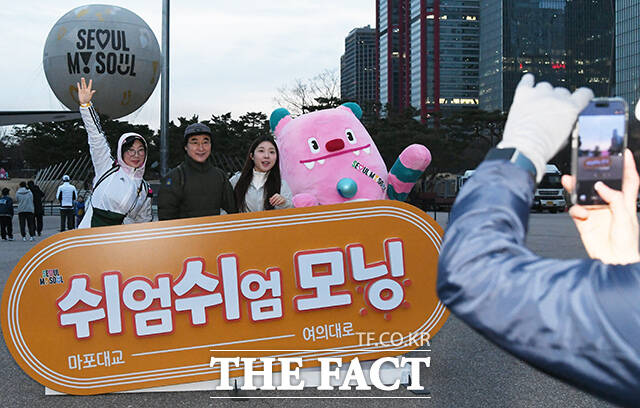 '쉬엄쉬엄 모닝'이 14일 오전 서울 영등포구 여의도공원 일대에서 처음 개최된 가운데 참가자들이 사진을 찍고 있다. /박상민 기자