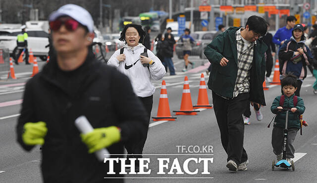 '쉬엄쉬엄 모닝'이 14일 오전 서울 영등포구 여의도공원 일대에서 처음 개최된 가운데 참가자들이 사진을 찍고 있다. /박상민 기자