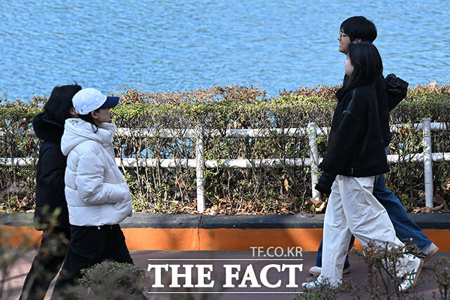 일요일인 15일 전국은 대체로 구름 많은 가운데, 아침과 낮의 기온 차가 15도 안팎으로 크게 벌어지며 일교차가 큰 봄날씨가 이어질 전망이다. /김성렬 기자