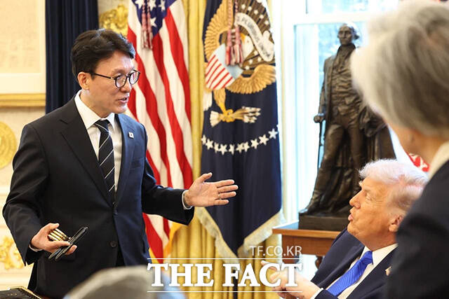 김민석 국무총리(왼쪽)가 13일(현지시간) 워싱턴DC 백악관에서 도널드 트럼프 미국 대통령과 만나 면담을 하고 있다. /국무총리실